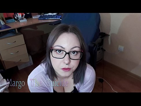 ❤️ Sexy meisie met bril suig dildo diep op kamera ️ Seksvideo by ons ❌