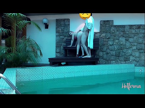 ❤️ Baas nooi bediende swembad toe, maar kon nie 'n warm weerstaan nie ️ Seksvideo by ons ❌