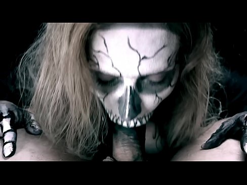 ❤️ Demoon meisie suig haan met haar swart mond en sluk cum. ️ Seksvideo by ons ❌